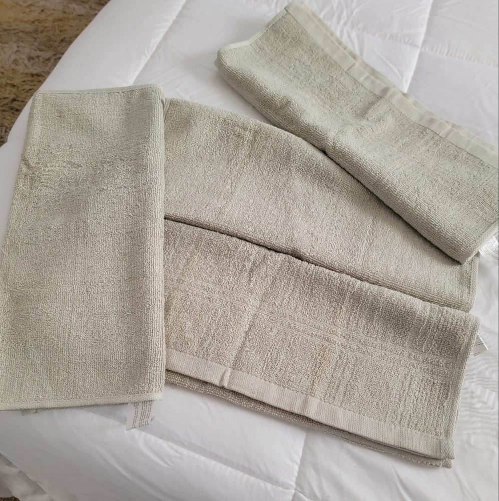 4 Debbie Mumm hand towels cotton green